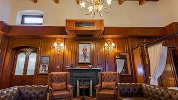 3 bedrooms, minibar, laptop workspace, blackout curtains