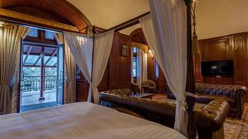 Minibar, khu vực làm việc phù hợp cho laptop, màn/rèm cản sáng