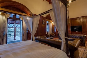 Minibar, laptop workspace, blackout curtains, soundproofing - Cecil Murree (Murree)