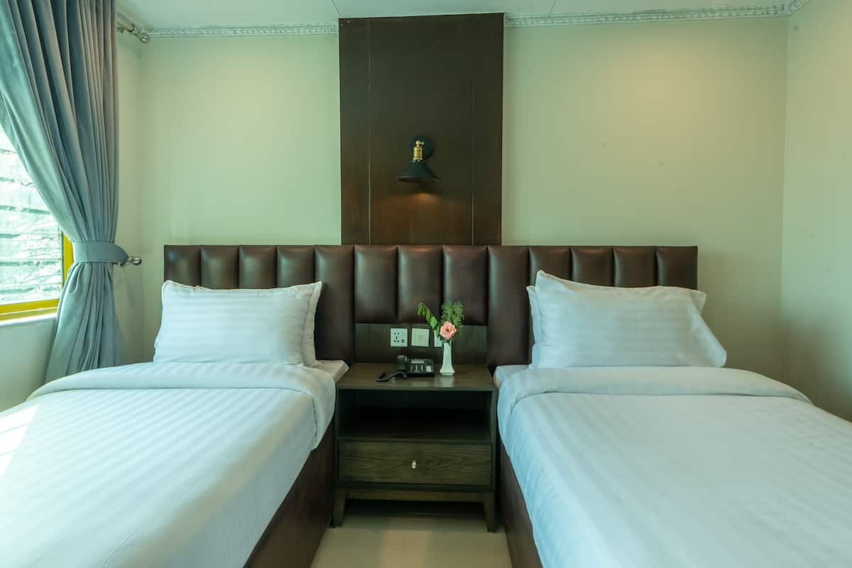 3 habitaciones, minibar y espacio para trabajar con laptop