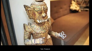Una estatua dorada con diseños intrincados y un adorno con forma de flor.