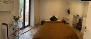 2 bedrooms, desk, WiFi, bed sheets