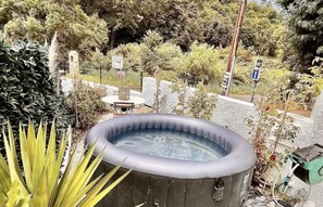 Outdoor spa tub - House with spa surrounded by nature in Saint Paul de Vence (Saint-Paul-de-Vence)