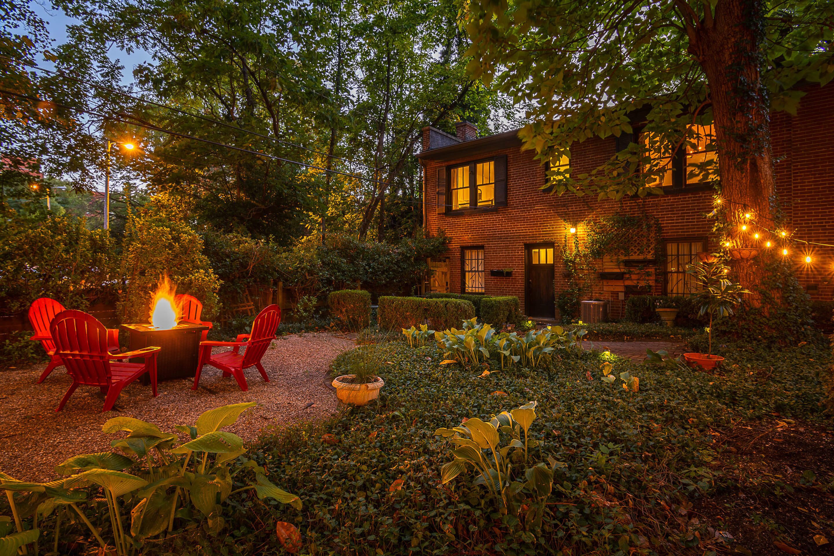 Secret Garden Carriage House - 3BR/2BA - Fire pit!