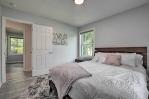 3 bedrooms, internet, bed sheets - Apex Home ~ 15 Mi to Downtown Raleigh! (Apex)