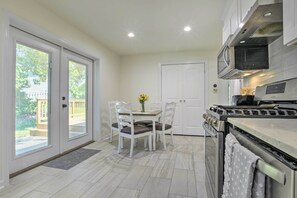 Fridge, microwave, stovetop, dishwasher - Apex Home ~ 15 Mi to Downtown Raleigh! (Apex)
