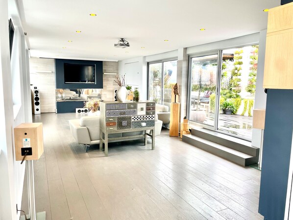 Interior - Rare: Rooftop terrace, 360° view on Paris (Paris)