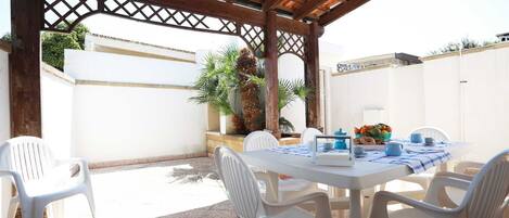 Basic Apartment | Terrace/patio