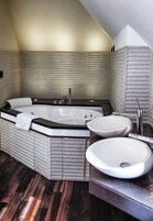 Exclusive Studio Suite | Bathroom | Hair dryer, towels, soap, shampoo