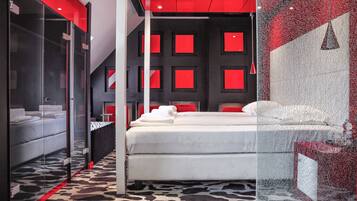 Exclusieve studio suite | Een bureau, een laptopwerkplek, geluiddichte muren