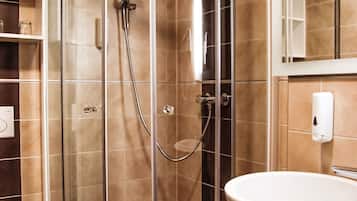 Secador de cabelo, toalhas de banho, sabonete, shampoo