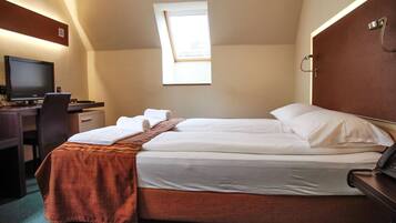 Een bureau, een laptopwerkplek, geluiddichte muren