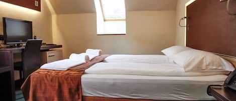 Schreibtisch, laptopgeeigneter Arbeitsplatz, schallisolierte Zimmer