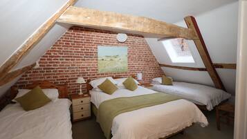 5 bedrooms, iron/ironing board, free WiFi, bed sheets