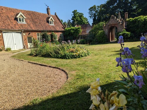 Gaffers Cottage - sleeps 12 guests  in 5 bedrooms