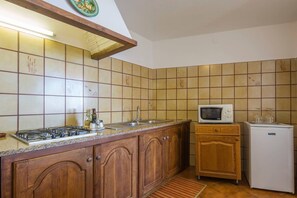 雪櫃、微波爐、咖啡機/沖茶器、多士爐