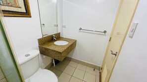 Een bad/douchecombinatie, een haardroger, zeep, toiletpapier