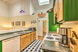 Réfrigérateur, micro-ondes, plaque de cuisson, lave-vaisselle