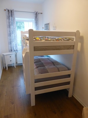 2 bedrooms, iron/ironing board, travel cot, free WiFi - Cozy vacation apartment directly on the lake in beautiful nature (Lalendorf)