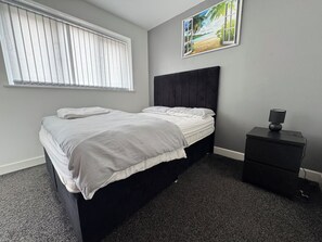 3 bedrooms, WiFi - Modern 3 Bedroom Holiday Home - Private Parking - sleeps 12 - 2 Min M62 (Greetland)