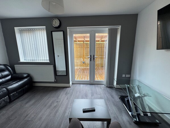 Flat-screen TV, fireplace - Modern 3 Bedroom Holiday Home - Private Parking - sleeps 12 - 2 Min M62 (Greetland)