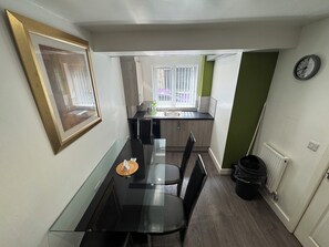 Microwave, oven, stovetop, dishwasher - Modern 3 Bedroom Holiday Home - Private Parking  - sleeps 12 - 2 Min M62  (Greetland)