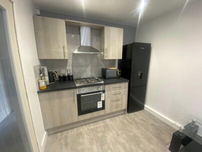 Modern 3 Bedroom Holiday Home - Private Parking  - sleeps 12 - 2 Min M62 