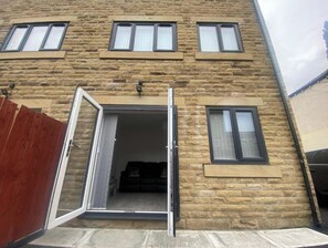 Exterior detail - Modern 3 Bedroom Holiday Home - Private Parking - sleeps 12 - 2 Min M62 (Greetland)