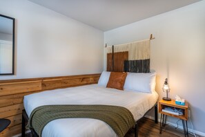 4 bedrooms, desk, travel crib, free WiFi - Pet-Friendly with Private Fenced-In Backyard and Beautiful Mountain Views! (Silverthorne)