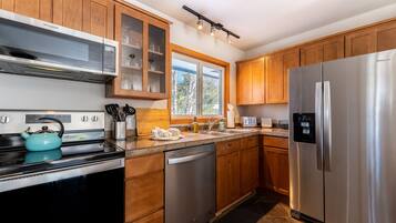 Frigorífico, microondas, horno y placa de cocina