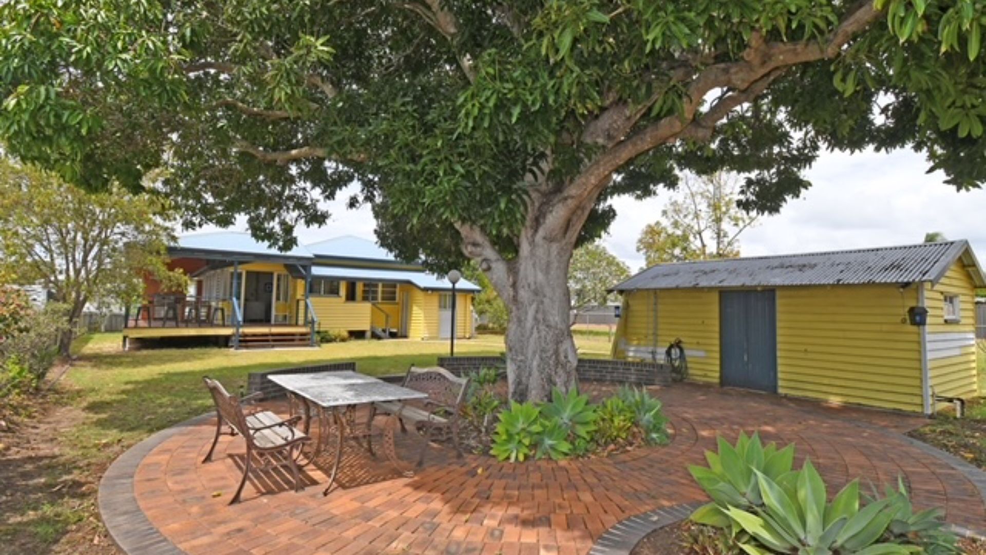 Torquay Treasure - Located in beautiful Hervey Bay less than 100m walk to the beach — image 24
