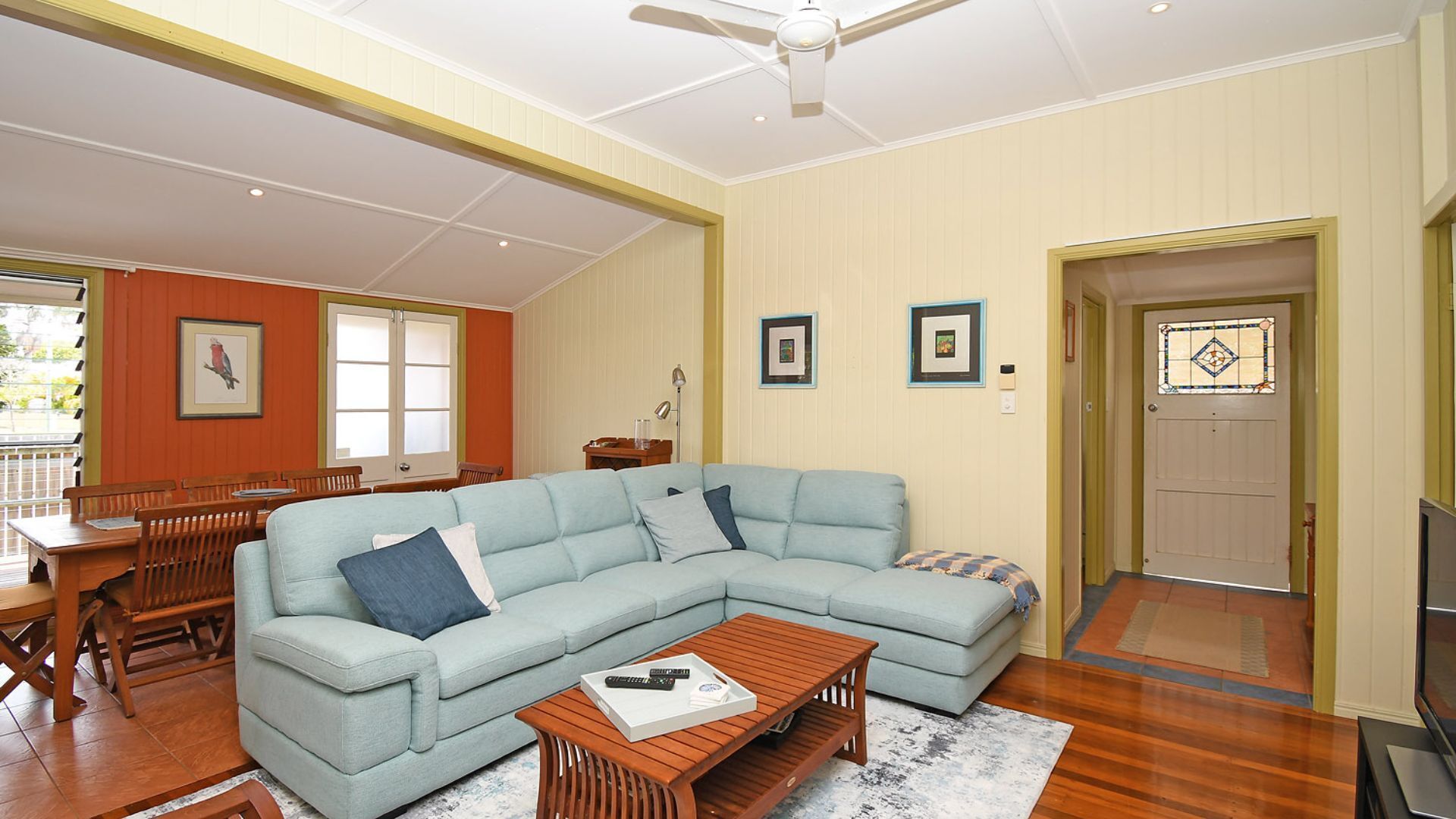 Una Smart TV, un reproductor de DVD