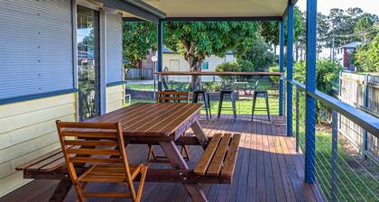 Torquay Treasure - Located in beautiful Hervey Bay less than 100m walk to the beach