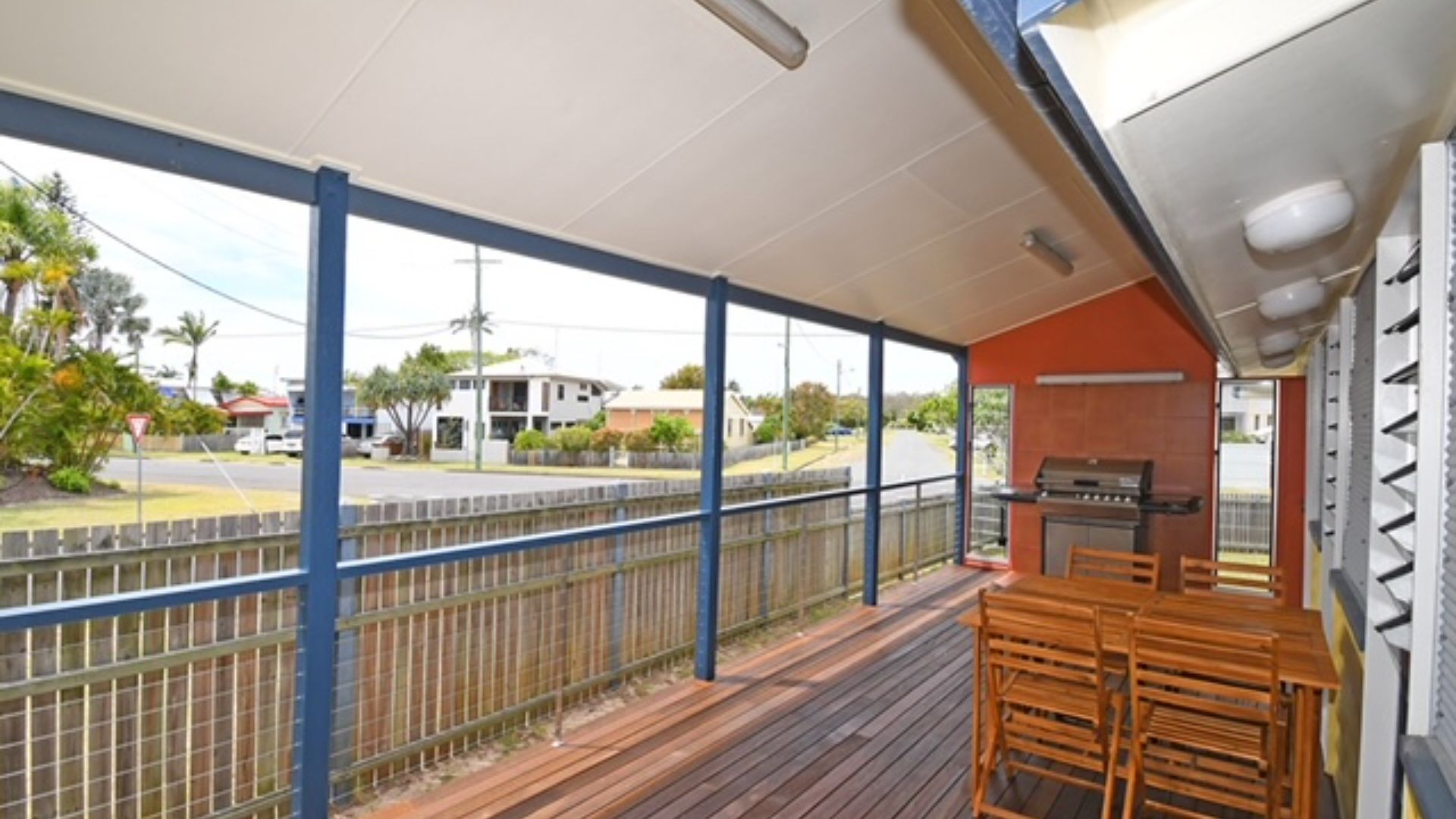 Torquay Treasure - Located in beautiful Hervey Bay less than 100m walk to the beach — image 7