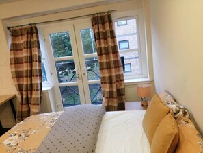 Room - House - Sleeps 8 & Free Parking (London)