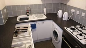 Apartment | Eigene Küche | Kühlschrank, Mikrowelle, Ofen, Herdplatte
