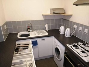 Apartment | Private kitchen | Fridge, microwave, oven, stovetop - House - Sleeps 8 & Free Parking (London)