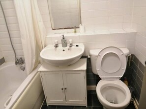 Apartment | Bathroom | Shower, hair dryer, towels - House - Sleeps 8 & Free Parking (London)