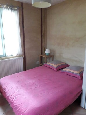 3 quartos, ferros/tábuas de passar roupa, roupa de cama