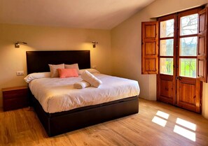 7 bedrooms, desk, iron/ironing board, travel cot