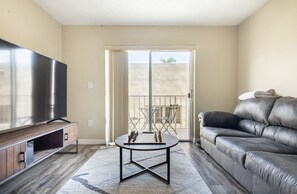 Interior - Spacious 2 bedroom (sleeps 6) - 5 mins from beach! (Miami Beach)
