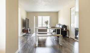 Living area - Spacious 2 bedroom (sleeps 6) - 5 mins from beach! (Miami Beach)