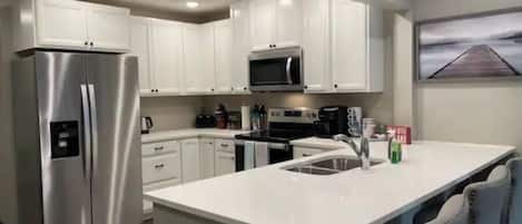 Réfrigérateur, micro-ondes, four, plaque de cuisson