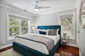 8 chambres, bureau, fer et planche à repasser, lit de bébé portatif