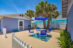 Outdoor dining - Beachfront Cottage in St Augustine - Pet Friendly! (St. Augustine)