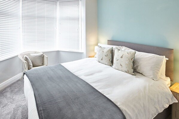 2 عدّة غرف نوم ومكواة/لوح كي وواي فاي مجانًا وملاءات أسرّة