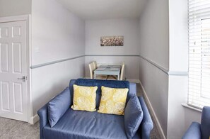 Fernseher, DVD-Player, Arbeitsbereiche