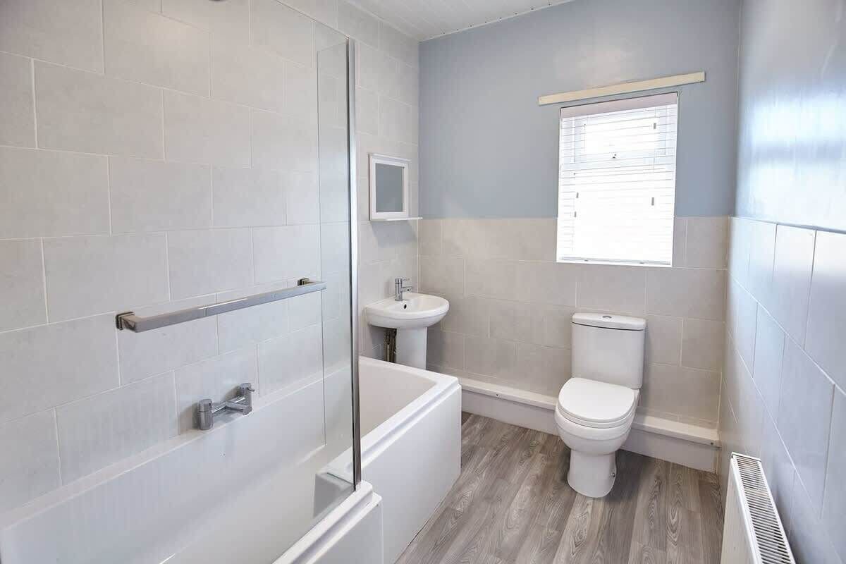 Baignoire, sèche-cheveux, serviettes fournies, papier toilette