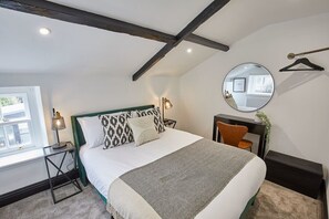 6 bedrooms, desk, iron/ironing board, travel cot