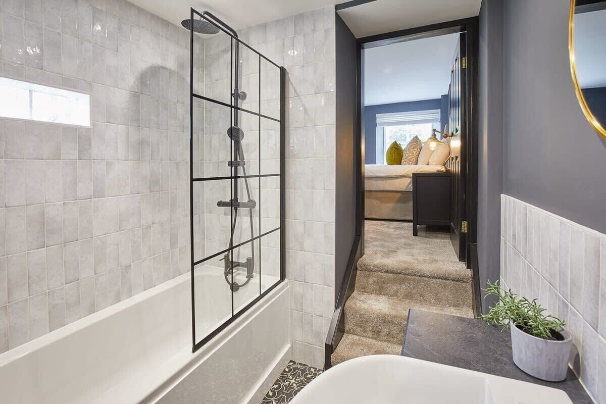 Bathtub, hair dryer, towels, shampoo